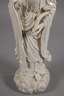 Große Blanc-de-Chine-Figur "Stehende Guanyin mit Ruyi-Wunschzepter"