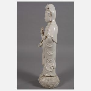 Große Blanc-de-Chine-Figur "Stehende Guanyin mit Ruyi-Wunschzepter"
