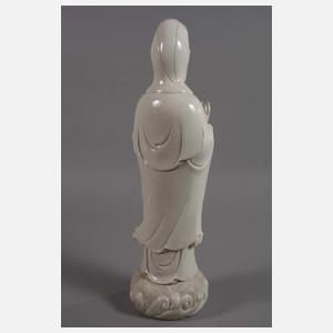 Große Blanc-de-Chine-Figur "Stehende Guanyin mit Ruyi-Wunschzepter"