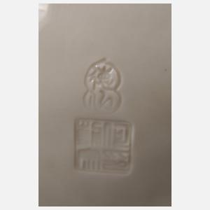 Große Blanc-de-Chine-Figur "Stehende Guanyin mit Ruyi-Wunschzepter"