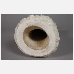 Große Blanc-de-Chine-Figur "Stehende Guanyin mit Ruyi-Wunschzepter"