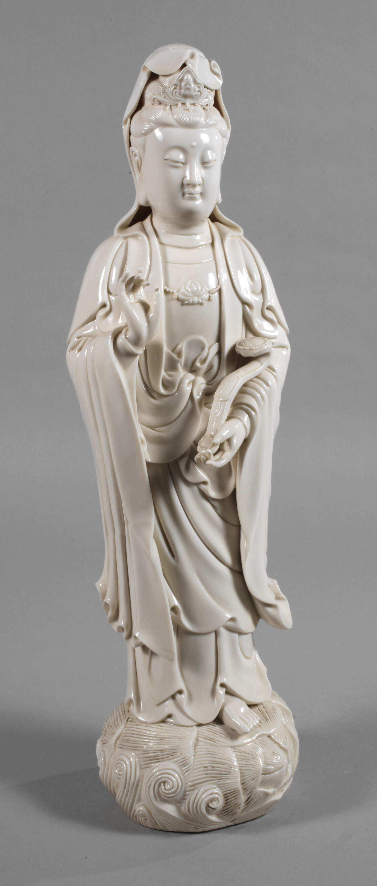 Große Blanc-de-Chine-Figur "Stehende Guanyin mit Ruyi-Wunschzepter"