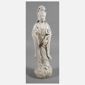 Große Blanc-de-Chine-Figur "Stehende Guanyin mit Ruyi-Wunschzepter"