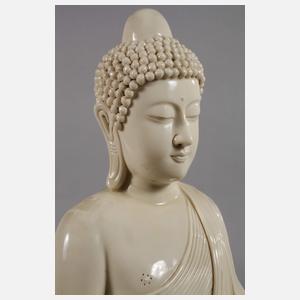 Blanc-de-Chine-Figur des Buddha Shakyamuni im Sarnath-Stil