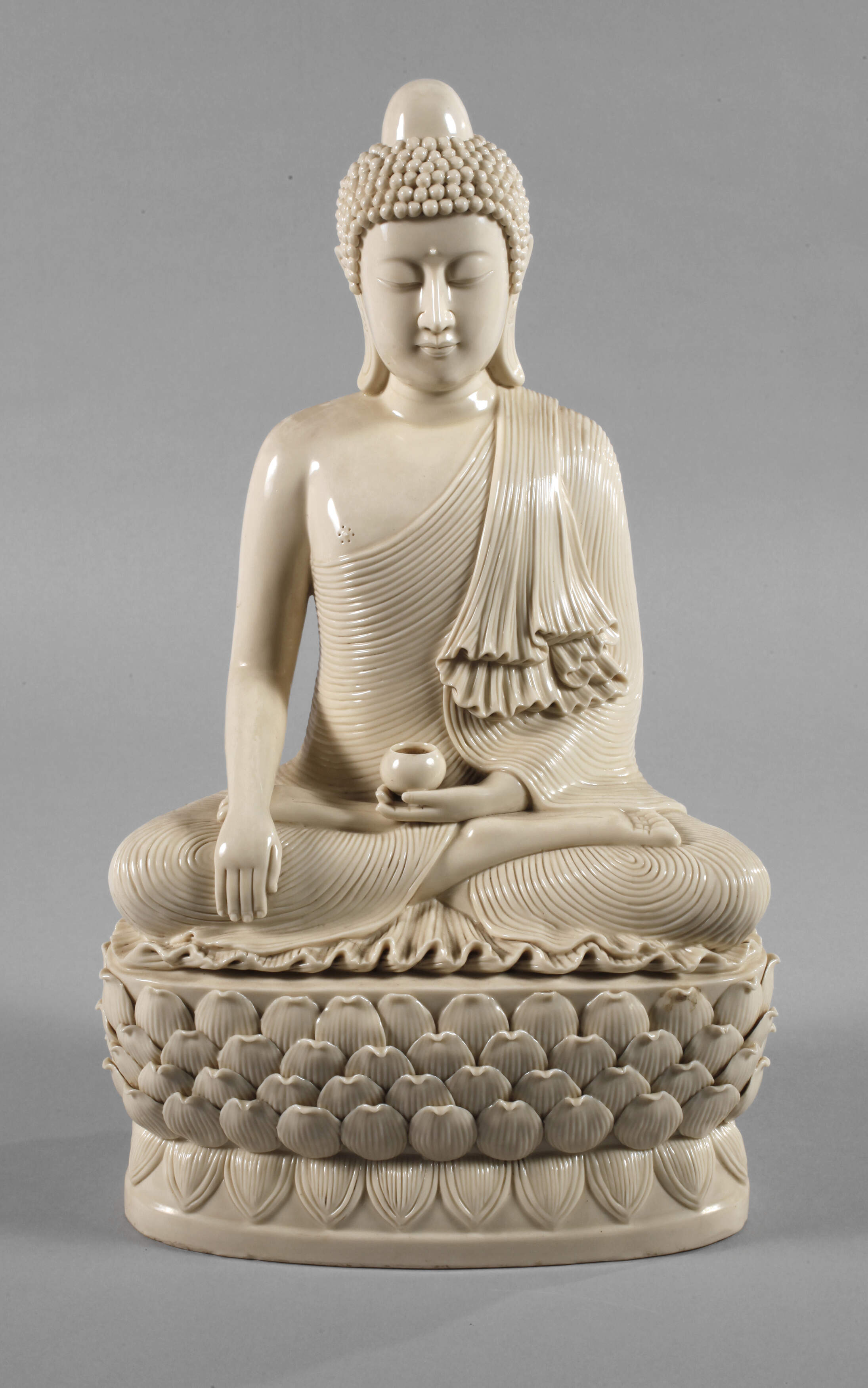 Blanc-de-Chine-Figur des Buddha Shakyamuni im Sarnath-Stil