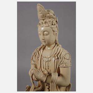 Blanc-de-Chine-Figur "Segnende Guanyin"