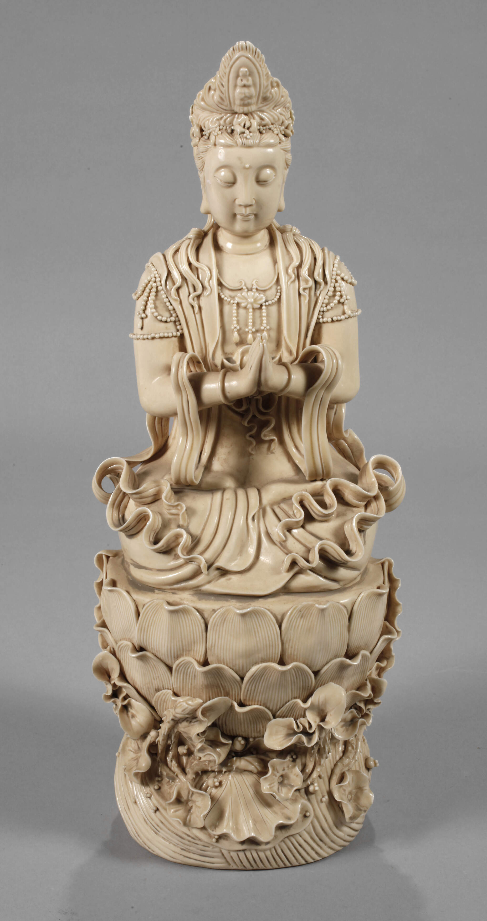 Blanc-de-Chine-Figur "Segnende Guanyin"