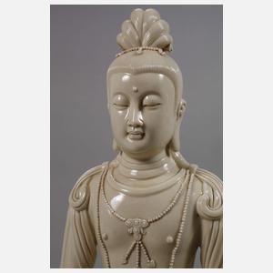 Blanc-de-Chine-Figur eines Bodhisattvas mit Almosenschale