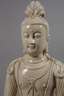 Blanc-de-Chine-Figur eines Bodhisattvas mit Almosenschale