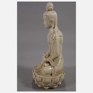 Blanc-de-Chine-Figur eines Bodhisattvas mit Almosenschale