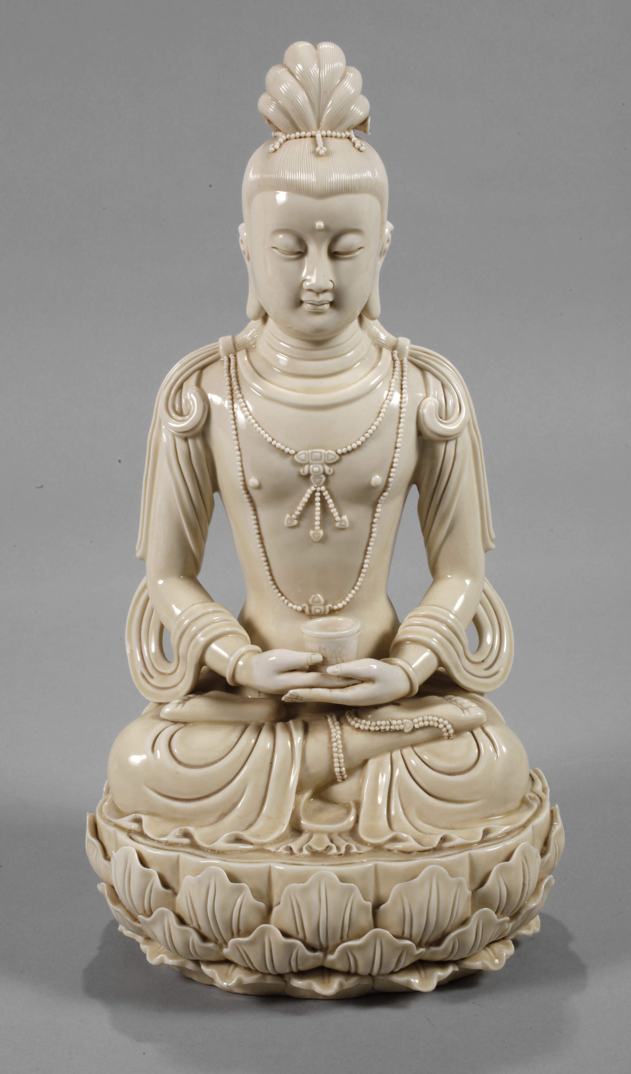 Blanc-de-Chine-Figur eines Bodhisattvas mit Almosenschale