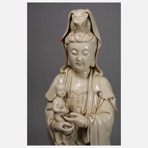 Sehr große Blanc-de-Chine-Figur "Stehende Guanyin mit dem Kinde"