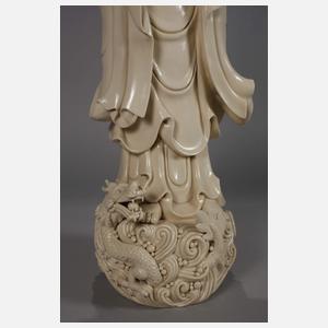 Sehr große Blanc-de-Chine-Figur "Stehende Guanyin mit dem Kinde"