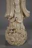 Sehr große Blanc-de-Chine-Figur "Stehende Guanyin mit dem Kinde"