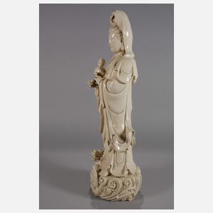 Sehr große Blanc-de-Chine-Figur "Stehende Guanyin mit dem Kinde"