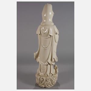 Sehr große Blanc-de-Chine-Figur "Stehende Guanyin mit dem Kinde"