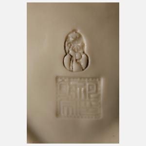 Sehr große Blanc-de-Chine-Figur "Stehende Guanyin mit dem Kinde"