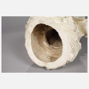 Sehr große Blanc-de-Chine-Figur "Stehende Guanyin mit dem Kinde"