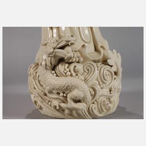 Sehr große Blanc-de-Chine-Figur "Stehende Guanyin mit dem Kinde"