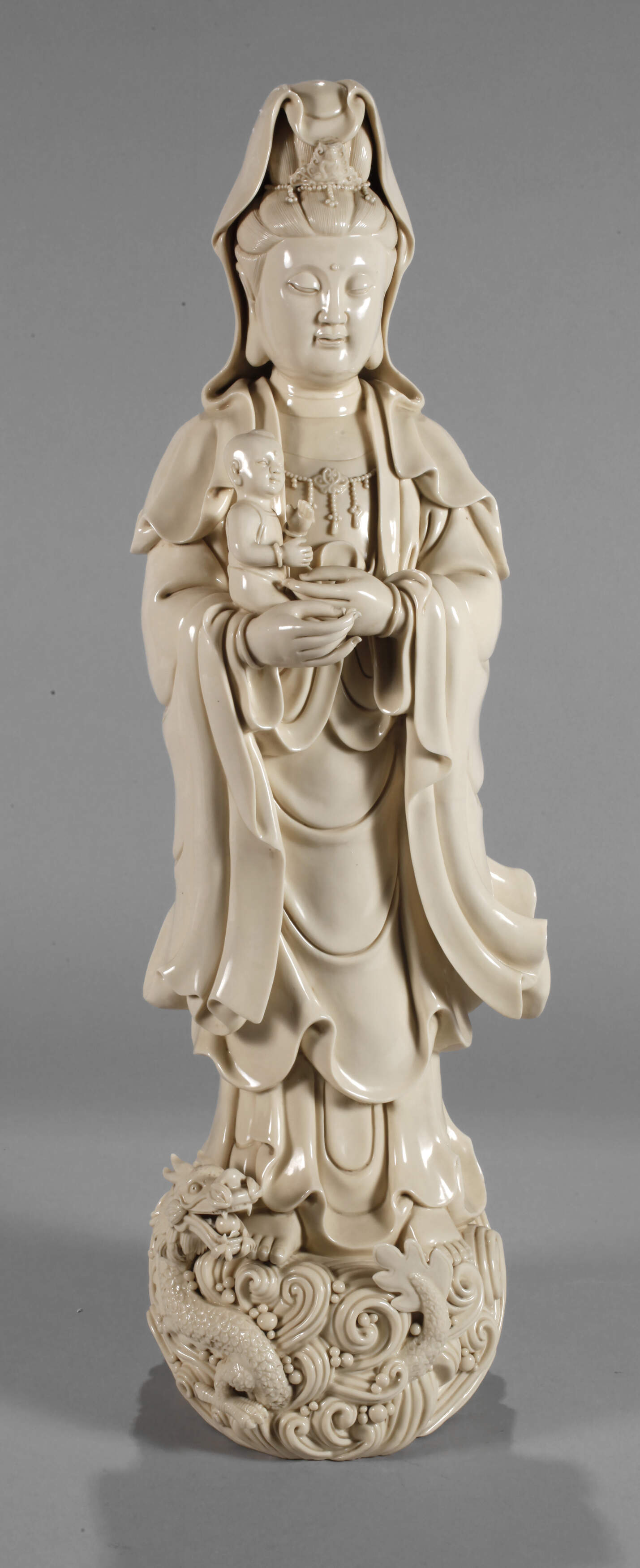 Sehr große Blanc-de-Chine-Figur "Stehende Guanyin mit dem Kinde"