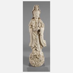 Sehr große Blanc-de-Chine-Figur "Stehende Guanyin mit dem Kinde"