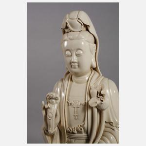 Sehr große Blanc-de-Chine-Figur "Guanyin mit Lotos und Wunschzepter"