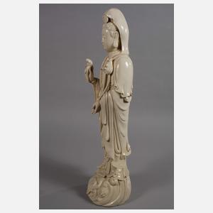 Sehr große Blanc-de-Chine-Figur "Guanyin mit Lotos und Wunschzepter"
