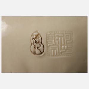 Sehr große Blanc-de-Chine-Figur "Guanyin mit Lotos und Wunschzepter"