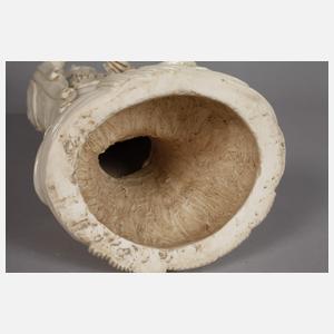 Sehr große Blanc-de-Chine-Figur "Guanyin mit Lotos und Wunschzepter"