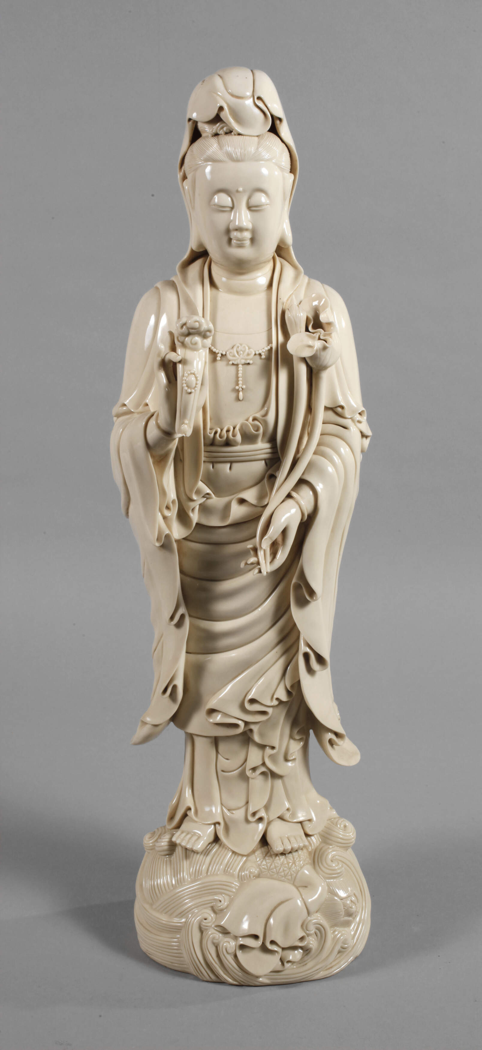 Sehr große Blanc-de-Chine-Figur "Guanyin mit Lotos und Wunschzepter"