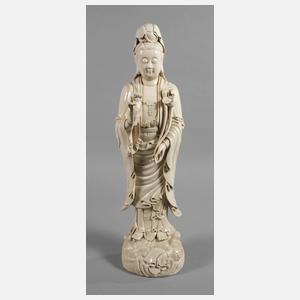 Sehr große Blanc-de-Chine-Figur "Guanyin mit Lotos und Wunschzepter"