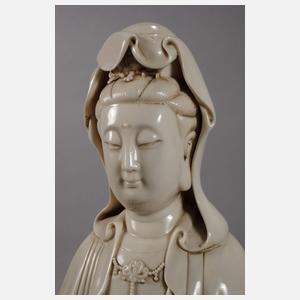 Große Blanc-de-Chine-Figur "Stehende Guanyin als Schützerin der Fischer"