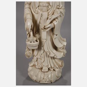 Große Blanc-de-Chine-Figur "Stehende Guanyin als Schützerin der Fischer"