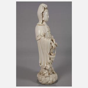 Große Blanc-de-Chine-Figur "Stehende Guanyin als Schützerin der Fischer"