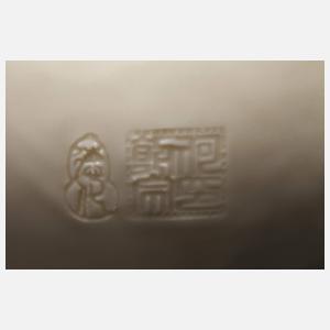 Große Blanc-de-Chine-Figur "Stehende Guanyin als Schützerin der Fischer"