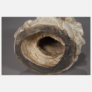 Große Blanc-de-Chine-Figur "Stehende Guanyin als Schützerin der Fischer"