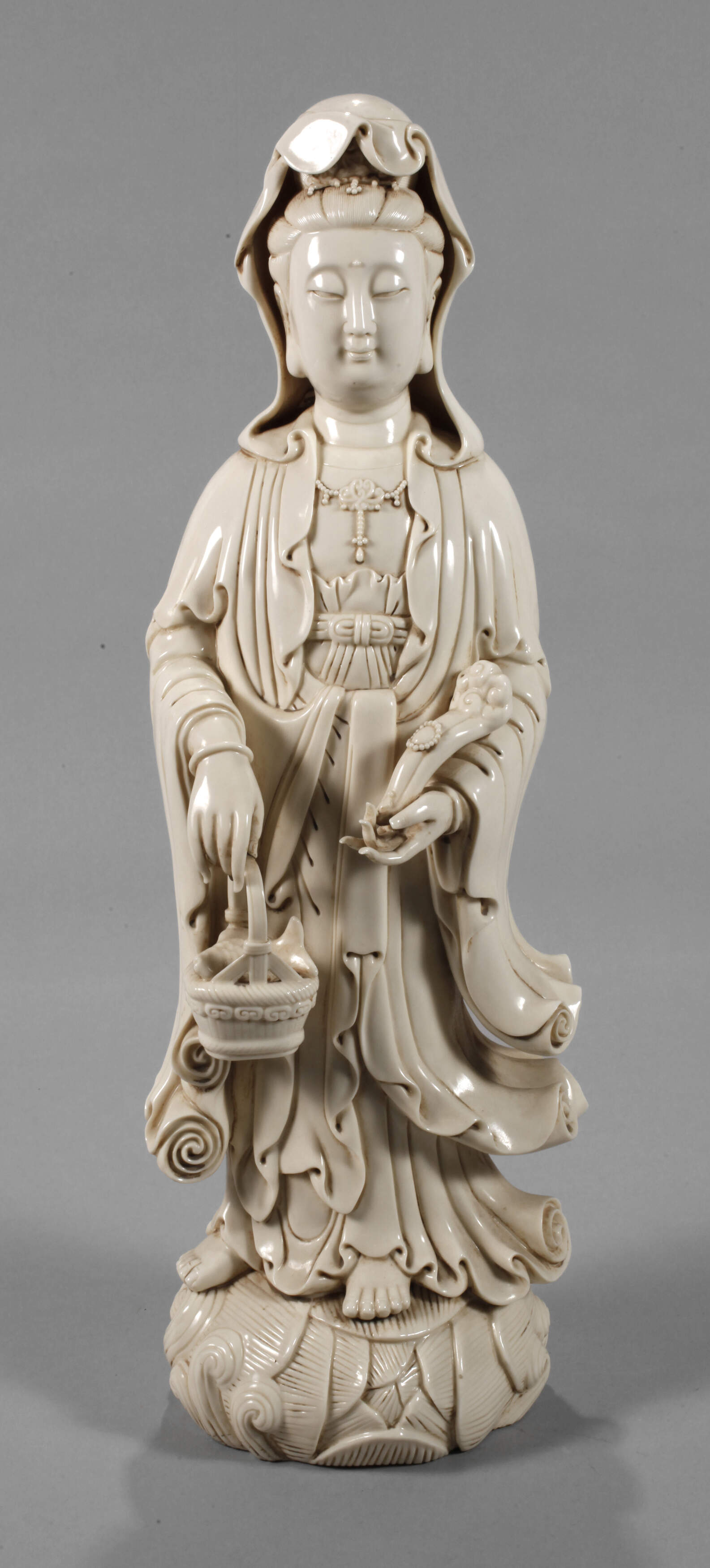 Große Blanc-de-Chine-Figur "Stehende Guanyin als Schützerin der Fischer"