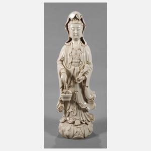 Große Blanc-de-Chine-Figur "Stehende Guanyin als Schützerin der Fischer"