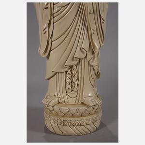 Sehr große Blanc-de-Chine-Figur "Buddha Shakaymuni mit der Almosenschale"