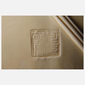 Sehr große Blanc-de-Chine-Figur "Buddha Shakaymuni mit der Almosenschale"