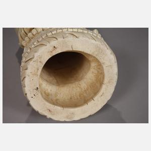 Sehr große Blanc-de-Chine-Figur "Buddha Shakaymuni mit der Almosenschale"