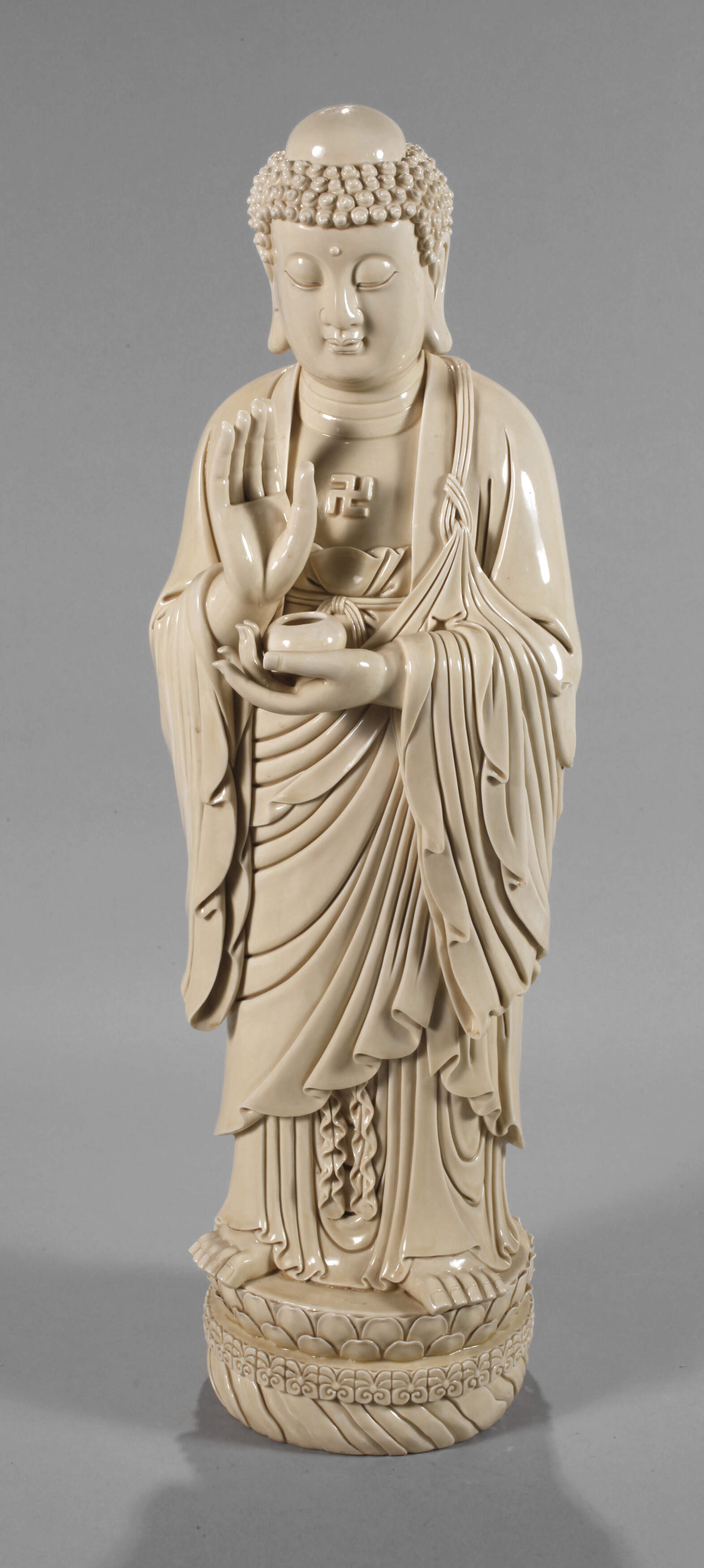Sehr große Blanc-de-Chine-Figur "Buddha Shakaymuni mit der Almosenschale"