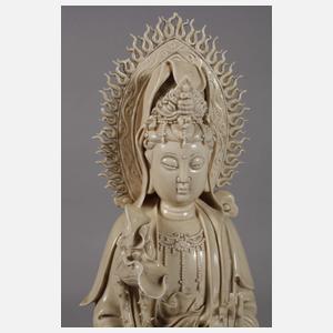 Große Blanc-de-Chine-Figur "Stehende Guanyin mit der Drachenperle"