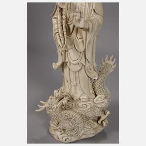 Große Blanc-de-Chine-Figur "Stehende Guanyin mit der Drachenperle"