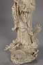 Große Blanc-de-Chine-Figur "Stehende Guanyin mit der Drachenperle"
