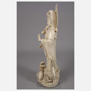 Große Blanc-de-Chine-Figur "Stehende Guanyin mit der Drachenperle"