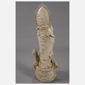 Große Blanc-de-Chine-Figur "Stehende Guanyin mit der Drachenperle"
