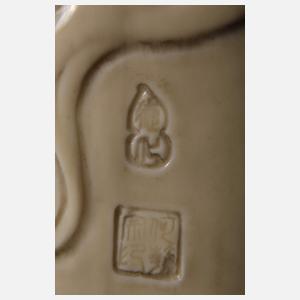 Große Blanc-de-Chine-Figur "Stehende Guanyin mit der Drachenperle"