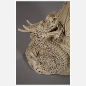 Große Blanc-de-Chine-Figur "Stehende Guanyin mit der Drachenperle"