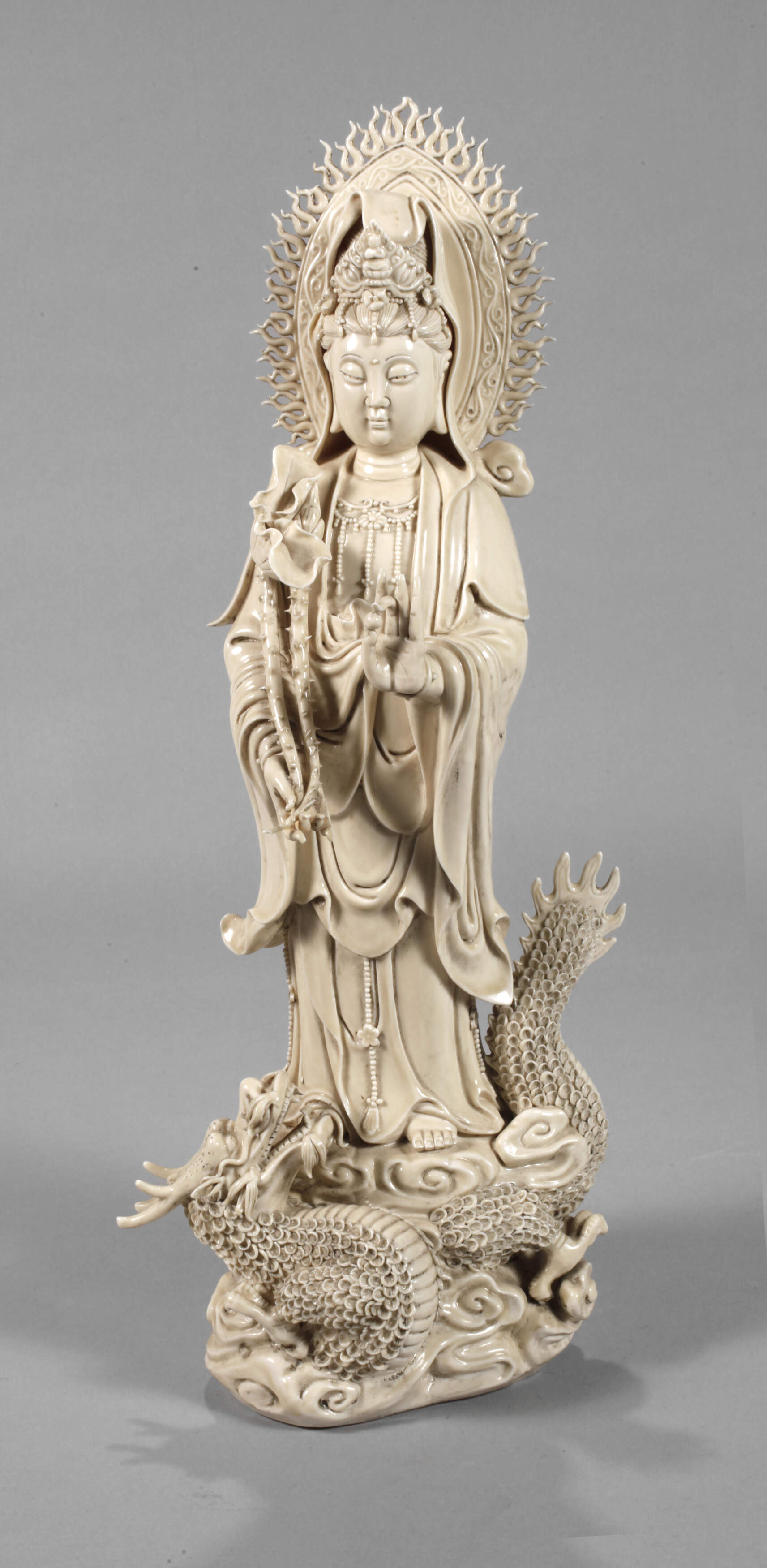 Große Blanc-de-Chine-Figur "Stehende Guanyin mit der Drachenperle"
